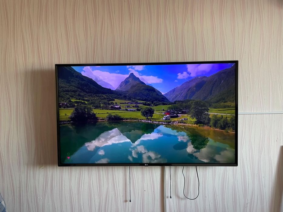 4К телевизор LG 140см практически новый