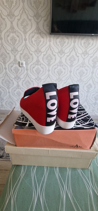 Продам туфли новые