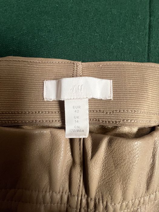 Pantaloni luciosi imitatie piele HM