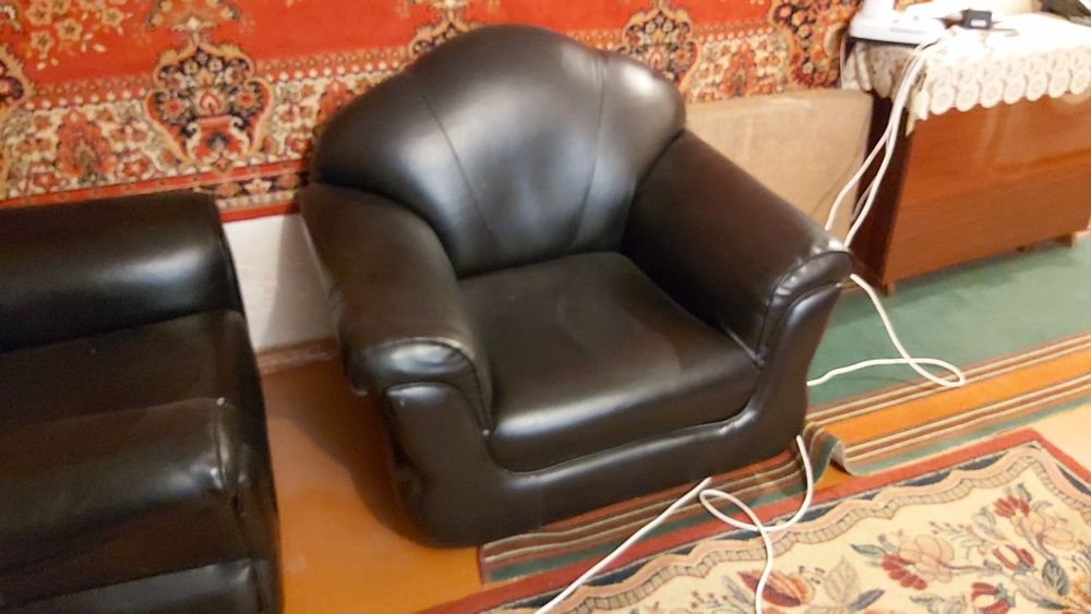 2 кожаных кресла