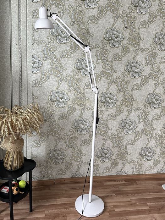 Лампа напольная регулируется