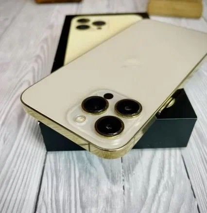 Айфон 13 про  зототистого цвета