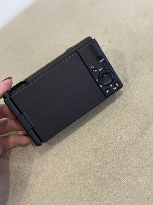 Предлагам чисто нов фотоапарат Sony zv-1f.
