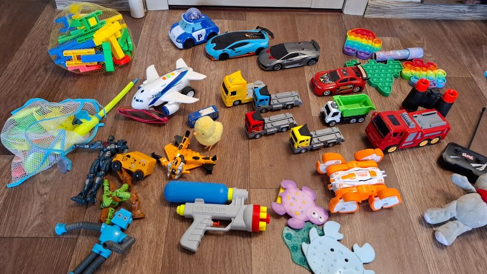Игрушки пакетом: машинки и другие.