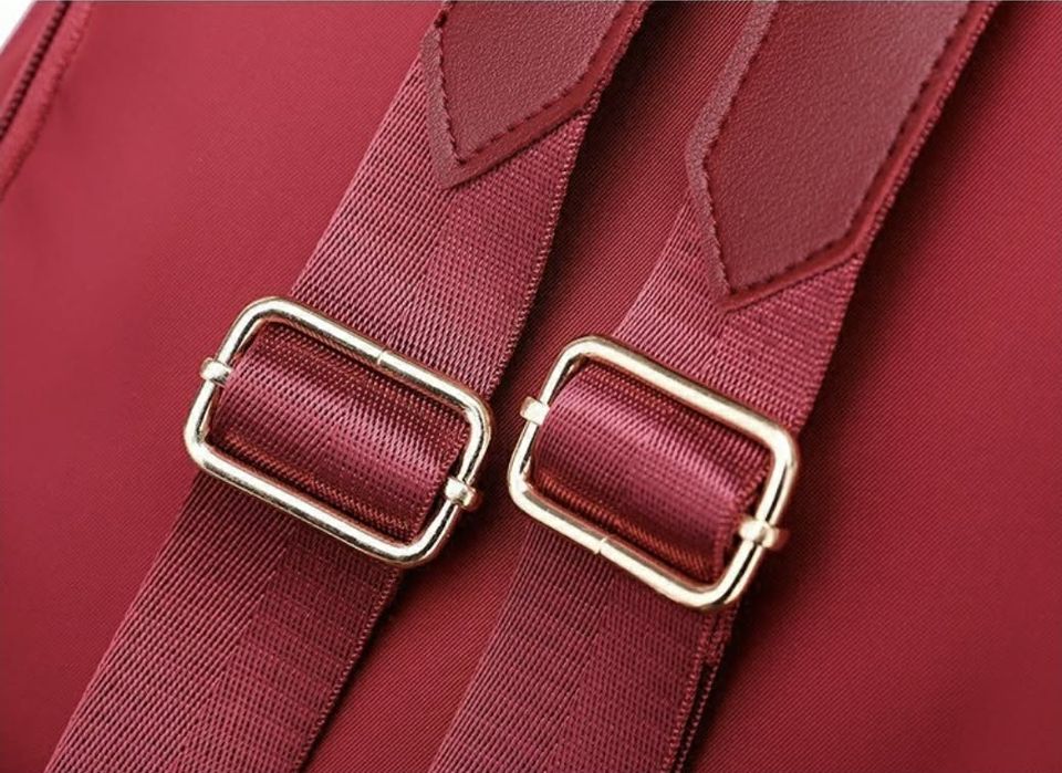 Елегантна дамска раница в бордо - стилна и практична