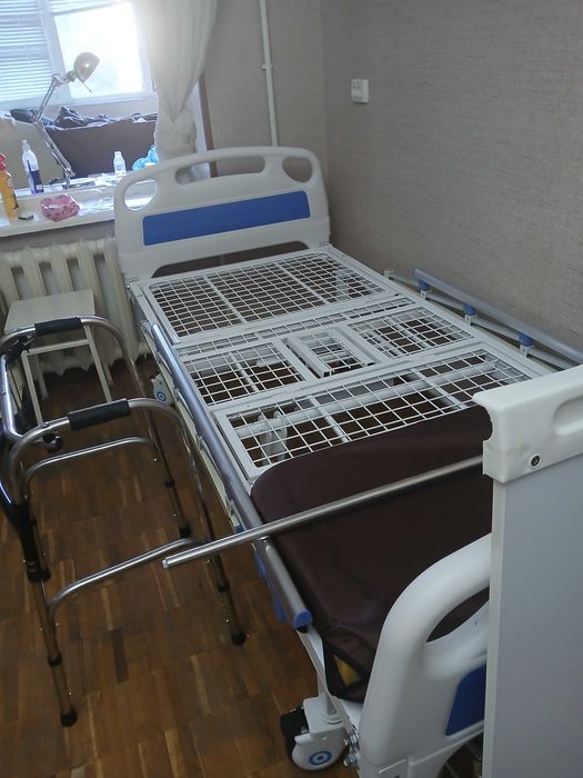 Медицинская кровать для лежачих