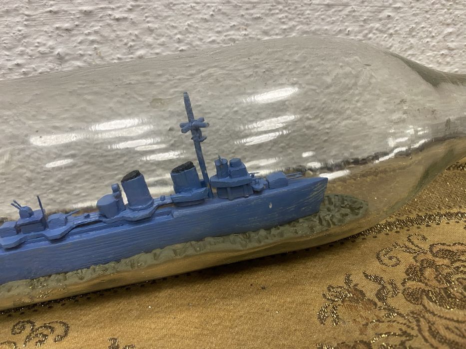 Военен кораб в бутилка