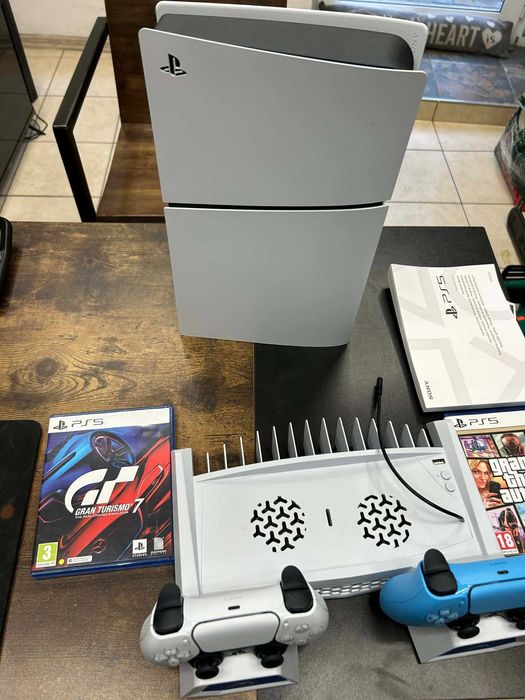 Sony Playstation 5 1TB с 2 джойстика, зарядна станция, 2 игри и всички кабели