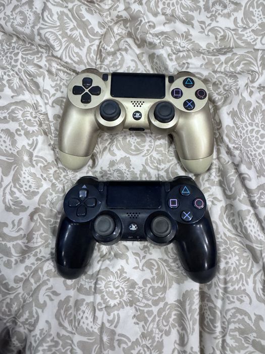 продается прошитая пс4 с двумя геймпадами и диском  1 ТБ