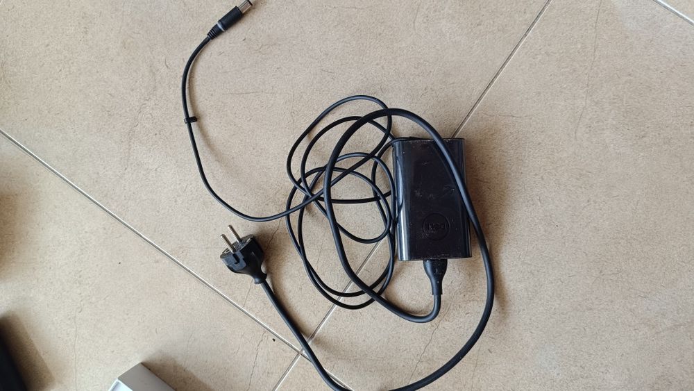 Зарядни устройства за Assus и Dell за лаптоп