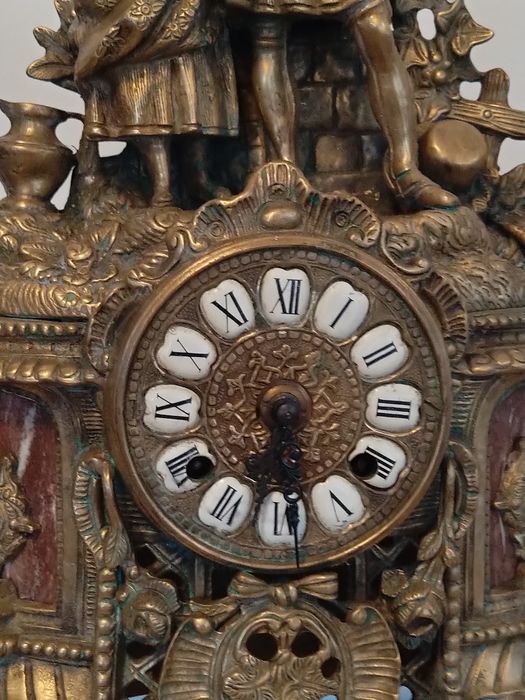 Продавам антикварен Бароков сет часовник и свещници