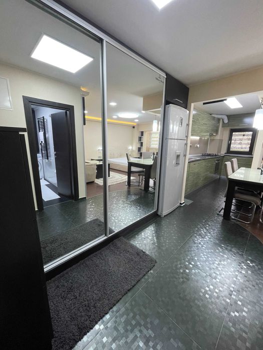 Proprietar, vând garsonieră complet amenajată și utilată, situată în zona Mall Vitan, într-un bloc anvelopat.