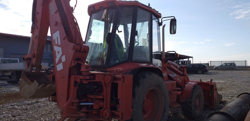 Vând buldoexcavator Fai Komatsu 898, 4x4