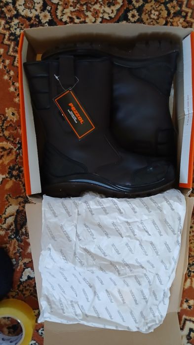 Новые спец.сапоги для работы.