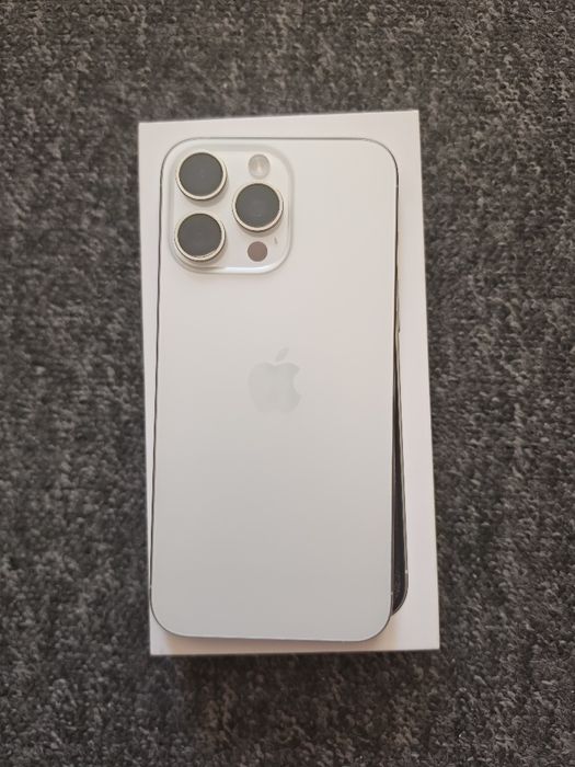 iPhone 15 Pro Max + Apple Watch Series 10