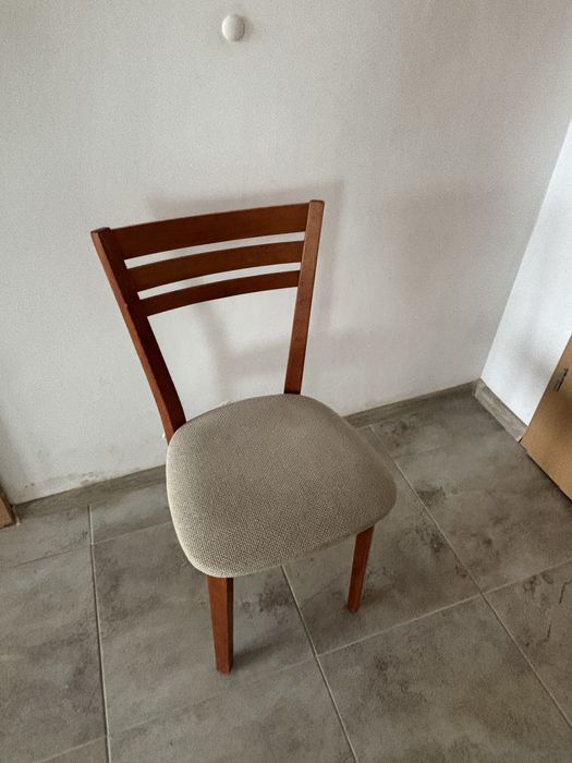 Шест трапезни стола и подарък маса