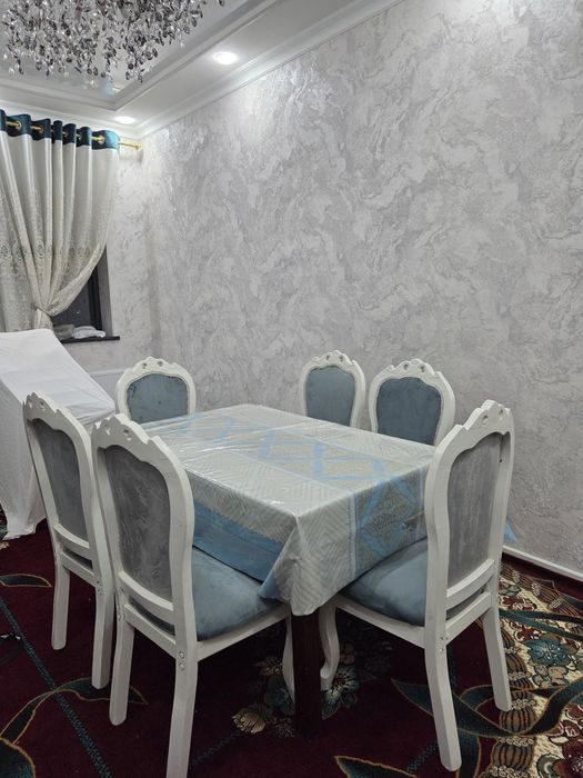 Хитойда ишлаб чикилган стул ва стол сотилади