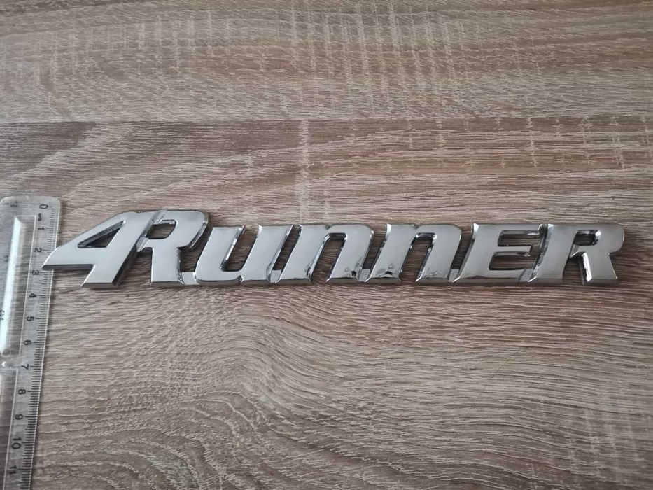 сребрист надпис Toyota 4Runner