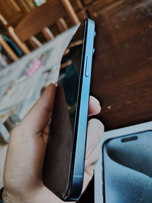 Продавам iphone 15 pro 512