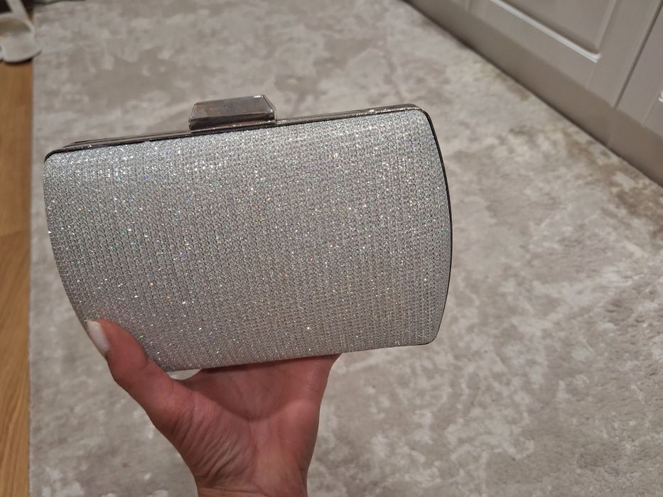 Сребърна бална рокля