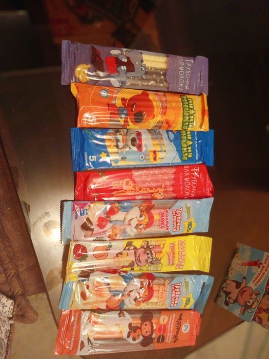 Трубочки для питья молока!Детки будут Вам очень благодарны