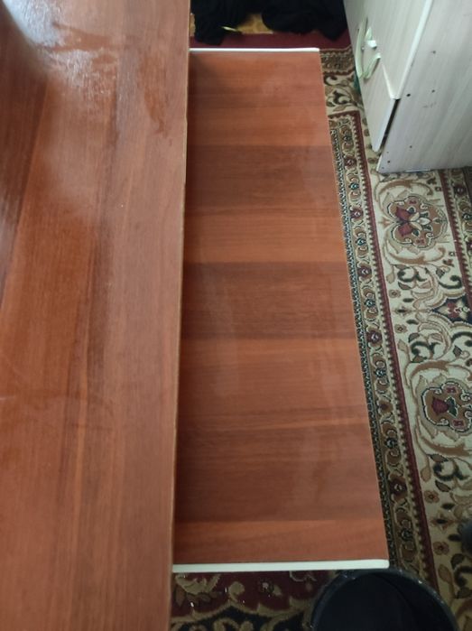 Компьютерный стол в среднем состоянии