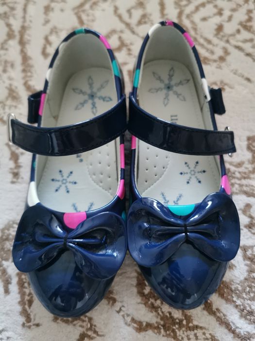 Обувь на девочку три пары новая