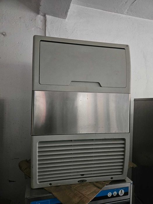 Masina de cuburi gheata,capacitate 80kg/24h.  800 euro+tva.