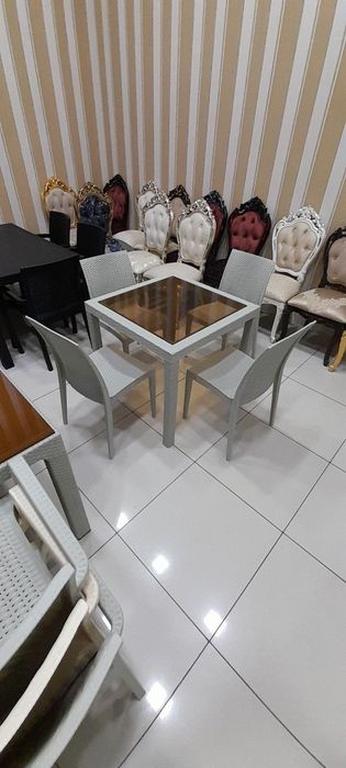 Plastmassa пластиковые столы и стулья