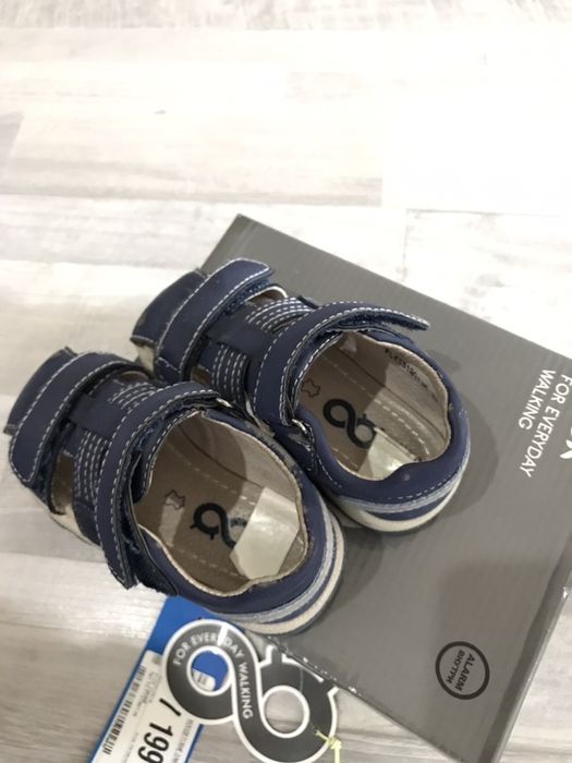 Продам сандали 23 размер