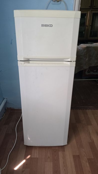 Срочно продам рабочий холодильник беко