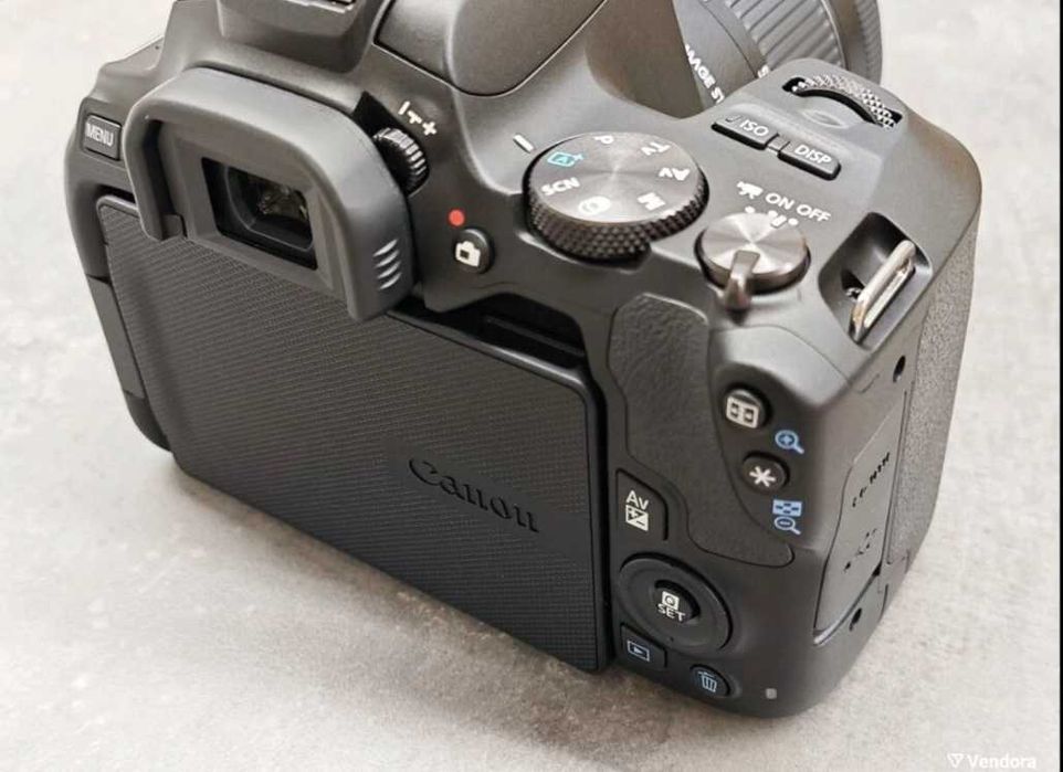 Продавам цифров фотоапарат CANON EOS 250D
