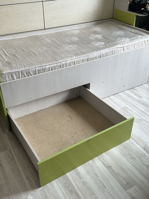 Односпальная кровать б/у с матрасом