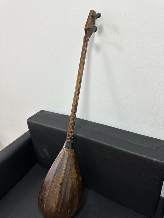 Домбыра б/у. В хорошем состояние.