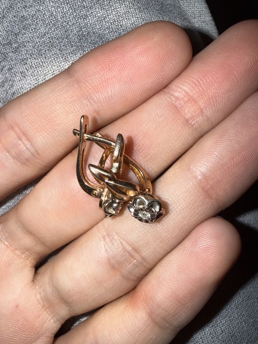 золотые серьги с бриллантом