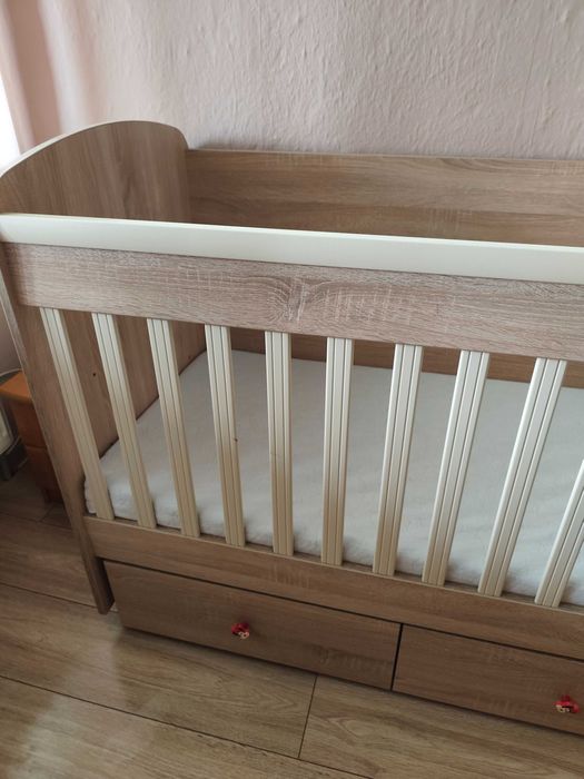 Продавам бебешка кошара за сън