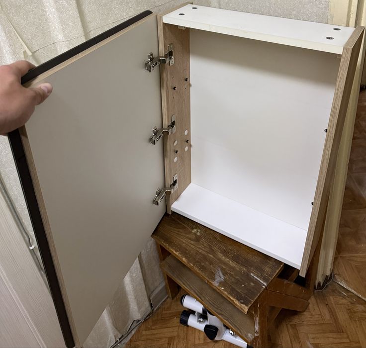 Шкафчик с зеркалом (навесной)