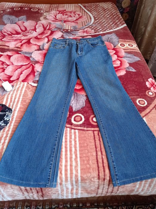 Продам женские джинсы