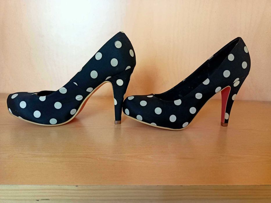 Обувки на висок ток