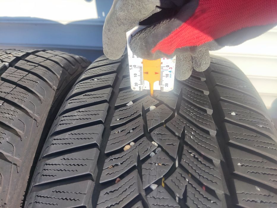 225 45 17 Зимни Goodyear