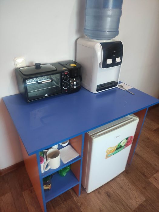 Стол и два шкафа для офиса