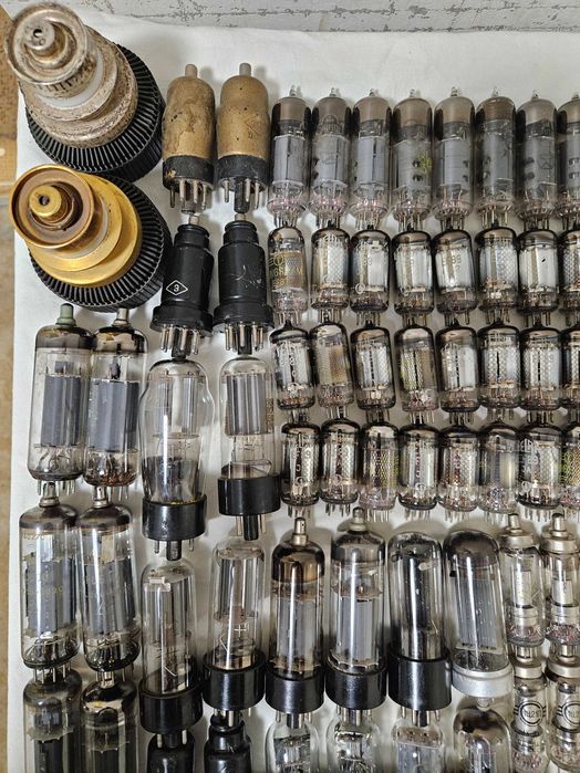 Лот: над 210 броя електронни лампи.