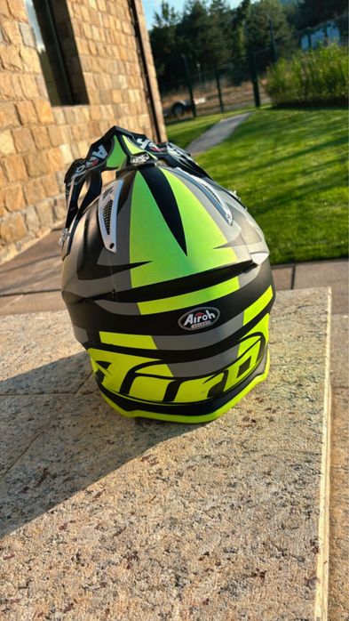 Продавам каска airoh aviator 3 green