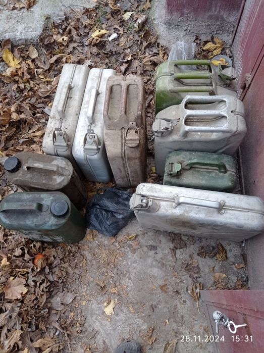 Продам канистры железные и пластмассовые,алюминиевый и разное из дома