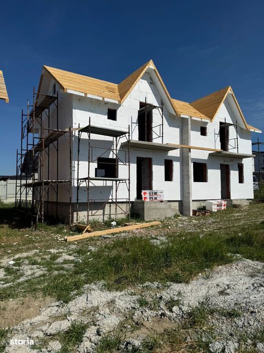 Casă nouă cu 3 camere în curte comună