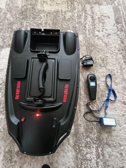 Лодка за захранка Kaтамаран V888 GPS 40 Точки