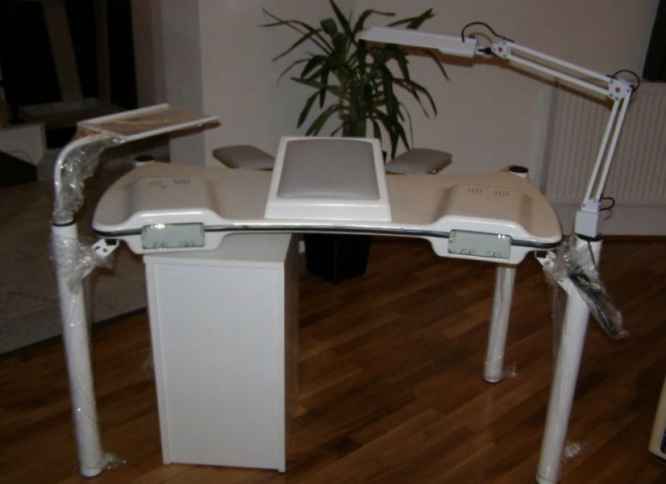 Vând masa manichiura cu aspirator și lămpi incorporate