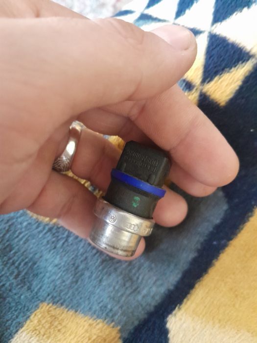 Продам датчик температуры на Ауди А8 д2 2.8ААН