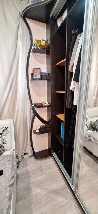 Шкаф зеркальный.