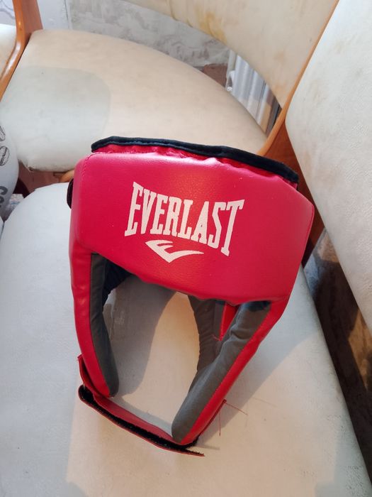 Продам боксерски шлем за 5000 и перчатки  1500